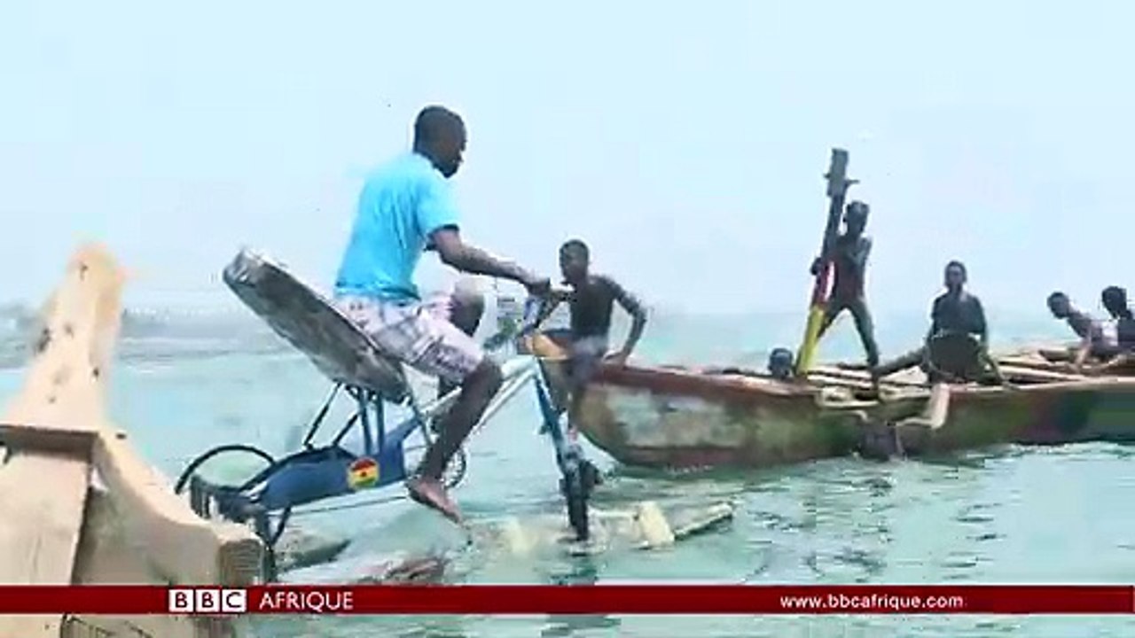 Étonnante découverte, Un jeune africain conçoit un vélo qui roule sur l’eau