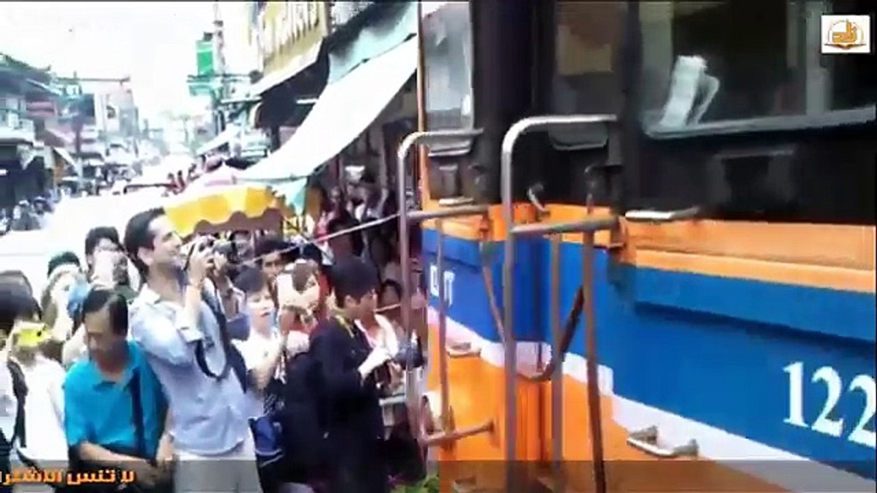 لن تصدق أن القطار يمر من هنا !! مشاهد صـــااادمة لن تصدقها بسهولة