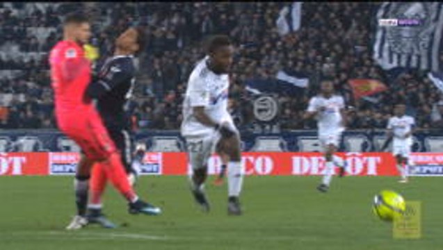 Terrible impact between Bordeaux goalkeeper and his own defender !