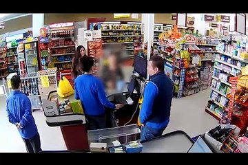 Des clients défendent un caissier qui venait de se faire traiter « d’handicapé » par une femme !