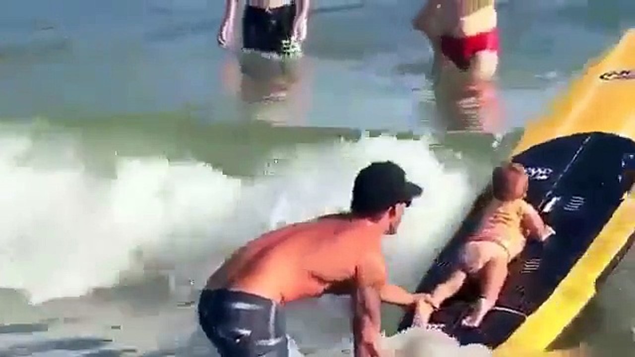 Bebé hace surf con su padre en Brasil