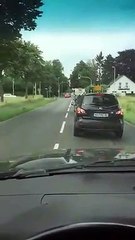 De locos  Graban a hombre acostado sobre coche en marcha