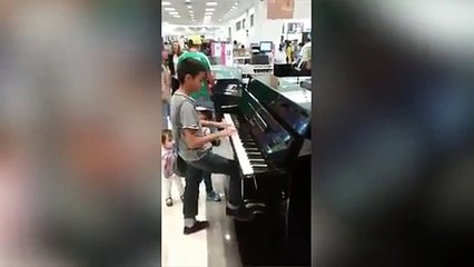 Mexico alucina con el niño pianista del centro comercial
