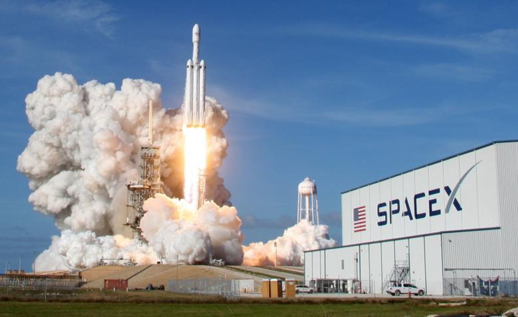 ⁣Debut launch of SpaceX Falcon Heavy