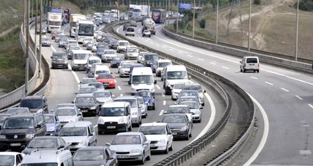 TEM'de Zincirleme Kaza Trafiği Kilitledi: 2 Yaralı