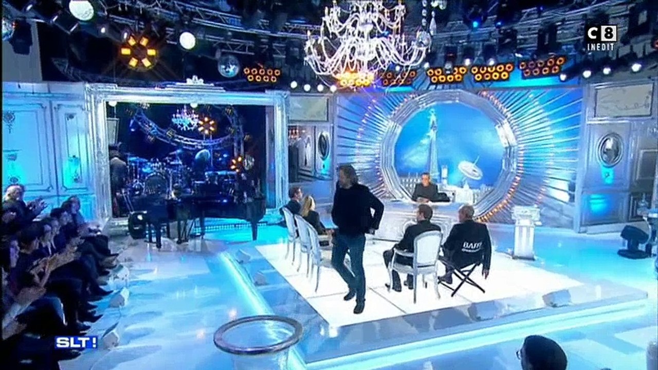 "Salut les terriens !" (C8) : Aymeric Caron bluffe le public en interprétant une chanson au piano