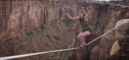 En tallons aiguilles en équilibre sur une corde au-dessus d'un canyon !