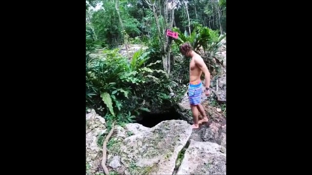 Il plonge dans un trou mysterieux... Regardez ou il atterrit. Magique