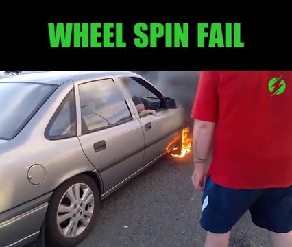 Il tente un dérapage avec sa voiture mais ça tourne mal... Pneu en feu