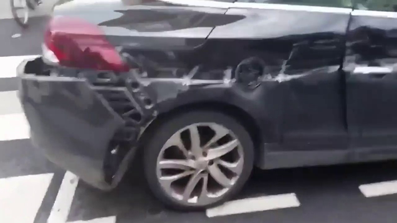 Ce camion arrache une voiture en prenant son virage... Petite rayure