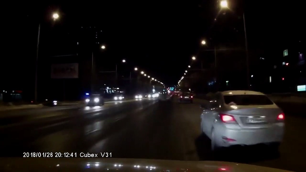 Le conducteur d’une Nissan 350Z double à toute vitesse en contresens