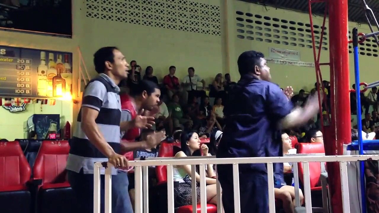 3 entraineurs de Box Thai sont parfaitement synchro... trop fun !