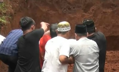 19 Jenazah Korban Kecelakaan Bus di Subang Dimakamkan