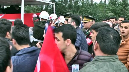 Download Video: Şehitlerimizi uğurluyoruz - Piyade Uzman Çavuş Oğuzcan Ekiz'in cenazesi (2) - HATAY