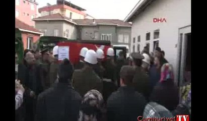 Şehidin anne ve babası cenaze aracını gözyaşlarıyla karşıladı