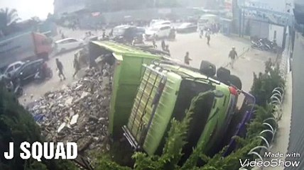 MENGHINDARI TABRAKAN, SOPIR BANTING SETIR!!
