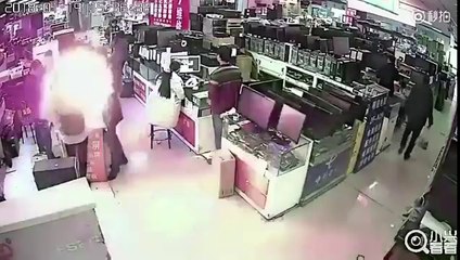 Un chinois mord avec ses dents une batterie d'iPhone