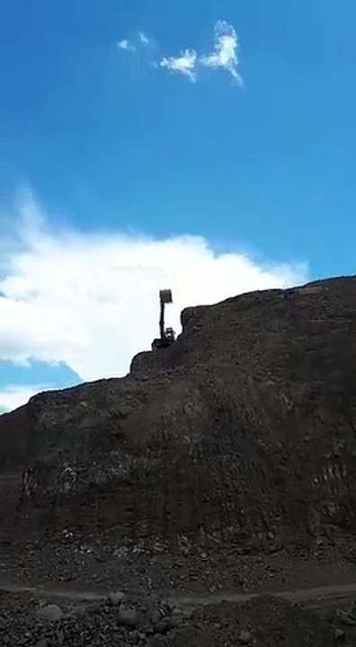 Une pelleteuse essaye de détruire un voiture par un rocher de 50 tonnes !