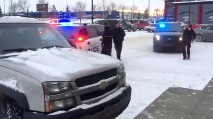 Des passants coincent un voleur dans la voiture qu'il tentait de voler !