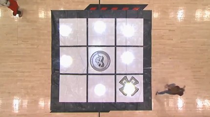 Deux spectatrices d'un match de basket jouent au morpion et son vraiment nulles !