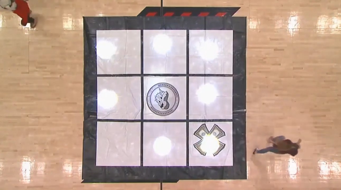 Deux spectatrices d'un match de basket jouent au morpion et son vraiment nulles !