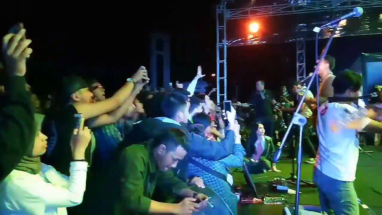 Konser ter_keos_ efek rumah kaca ~ konser sepenggal rindu, bandung