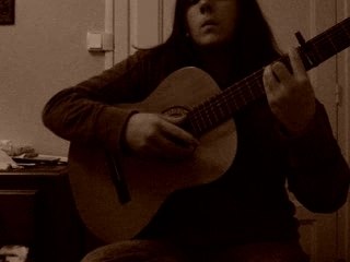 moi qui essaie de jouer de la guitare !!