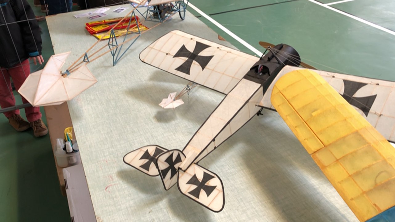 Démonstration de vol avec le club d’aéromodélisme