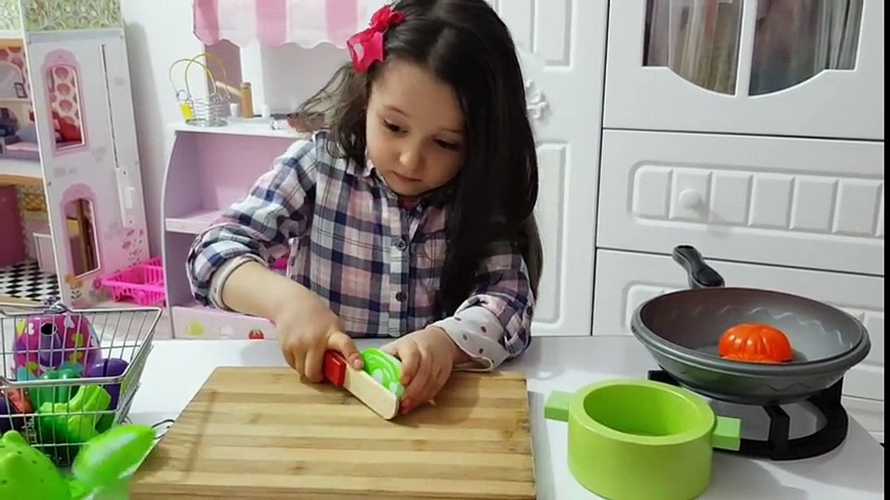 ÖYKÜ HASTA ANNESİNE OYUNCAK YEMEK HAZIRLADI for kids videos