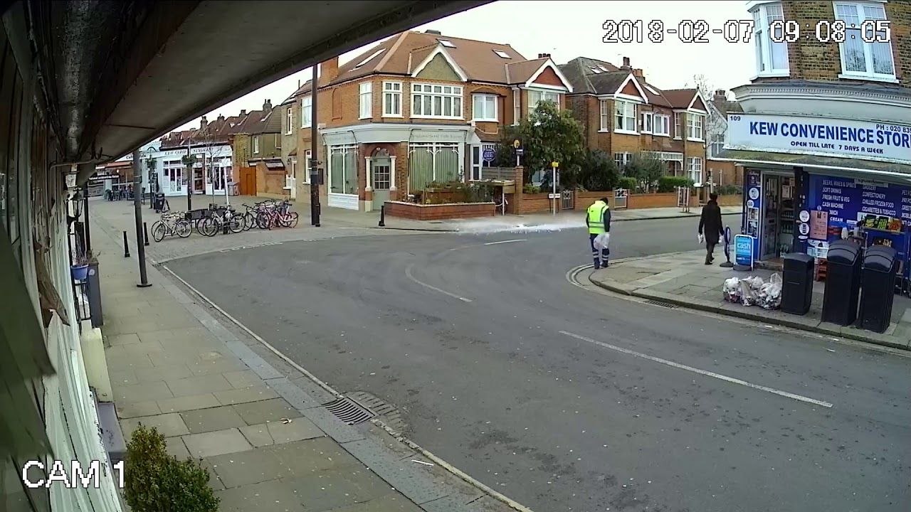 Un gros morceau de glace tombe du ciel (Londres)