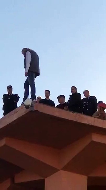 فيديو عاجل بوليسي بغا ينتاحر في مراكش من فوق الولاية..شوفو لعجب للي وقع فاش طلعو البوليس عندو