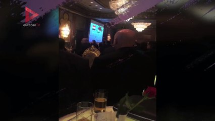 سفير اسرائيل يقف لتحية السلام الوطني المصري خلال حفل سفارة صربيا