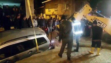 Park halindeki otomobil, çöken yolun içine düştü