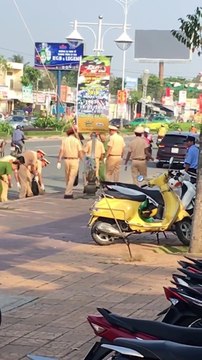 Clip hình ảnh Công an TP.Cần Thơ cặm cụi nhặt rác gây xôn xao mạng xã hội