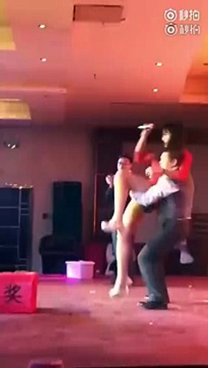 Kinh hoàng nữ nghệ sĩ đang biểu diễn thì bị Giám đốc công ty nhấc bổng và quăng mạnh xuống đất tới mức gãy xương