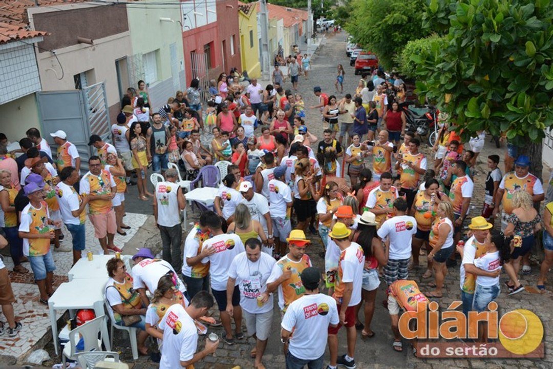 Desfile do bloco do Índio anima o Carnaval de Cajazeiras 2
