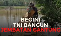 Gotong Royong Prajurit TNI Bangun Jembatan di Muara Enim