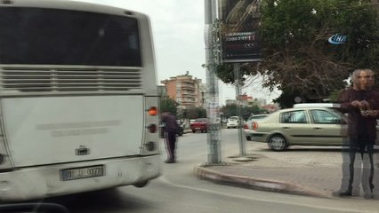 Kucağında çocuğu, elinde telefon ile otobüs kullandı