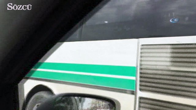 Kucağında çocuğu, elinde telefon ile otobüs kullandı