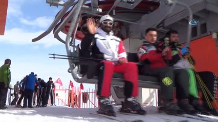 Kar üstünde halay çekip, kaydılar