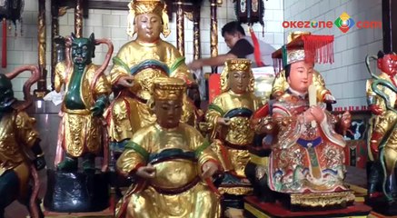 Ritual Memandikan Patung Dewa Jelang Imlek di Kelenteng Tertua