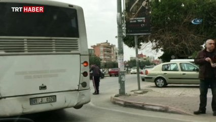 Kucağında çocuğu, elinde telefon ile otobüs kullandı