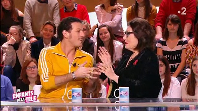 Nana Mouskouri et Vincent Dedienne improvisent un duo sur le plateau des Enfants de la télé - Regardez
