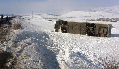 Ardahan'da yolcu otobüsü devrildi: 4 yaralı