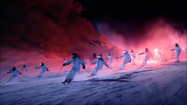 Lors de la cérémonie d'ouverture des Jeux Olympiques de PyeongChang 2018, en Corée du Sud, le fabricant américain Intel a offert un ballet aérien synchronisé en faisant voler 1200 drones. Suivant un parcours pré-programmé à l'aide d'un logiciel de design