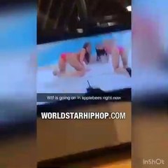 Quand la télé dans ce restaurant diffuse des films un peu spéciaux! Pas tout public...