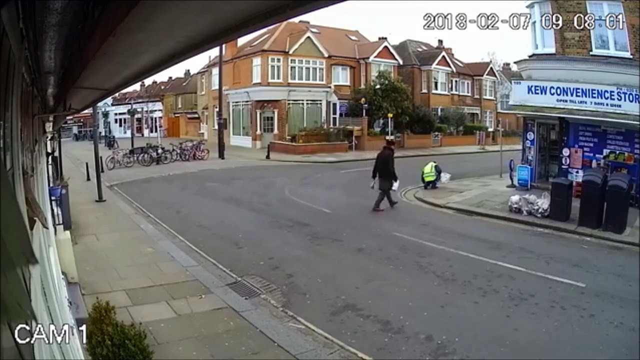 Un énorme morceau de glace chute du ciel, venant de nulle part. Flippant