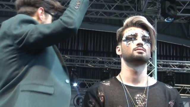 Gözleri Kapalı Usturalı Berber 10 Kişiyi Tıraş Etti