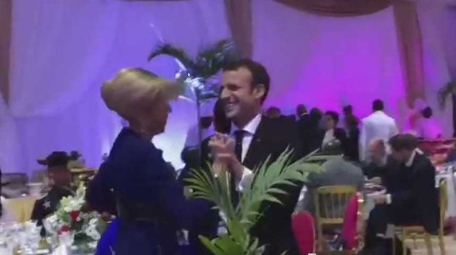Emmanuel Macron danse en mode collé serré avec sa femme Brigitte lors d’un voyage à Dakar