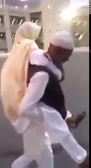 ماشاء الله. رجل يحمل أمه على ضهره في الحج